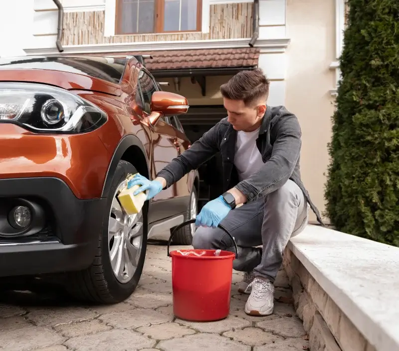 Lavage auto à domicile Marcillac-Lanville : professionnel intervenant sur un véhicule